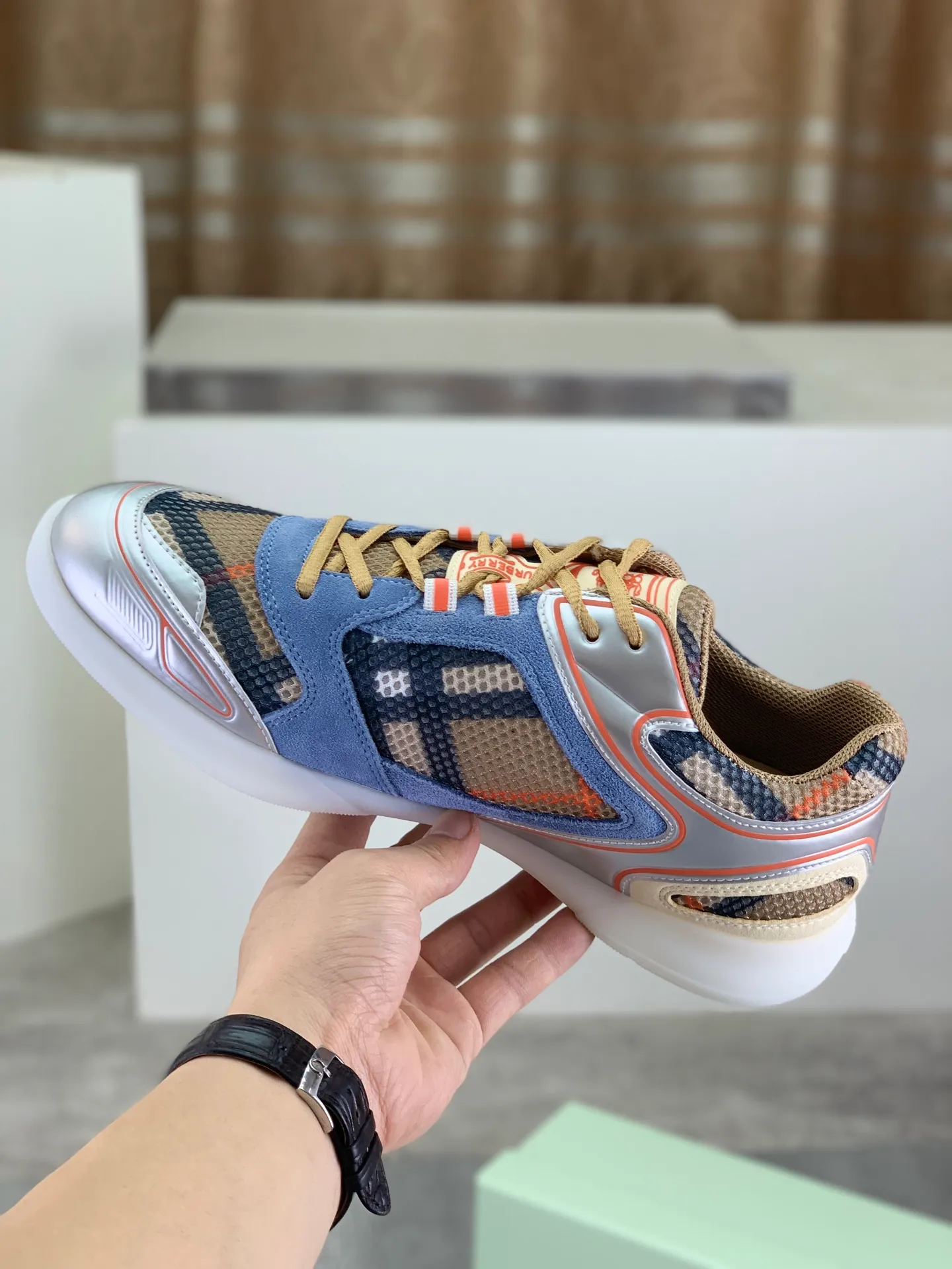Factory price P720 [BURBERRY] Burberry - High-end quality original order - Upper: imported 🔝 original material - Inner lining: cowhide lining, feet; water-dyed cowhide - Outsole: ultra-light TPR rubber; two-color molded outsole - Ultra-high quality control·Fine workmanship: highlighted (high-end·nobility·grade) -Size: 36-46 for men and women Color: 4️⃣colors available